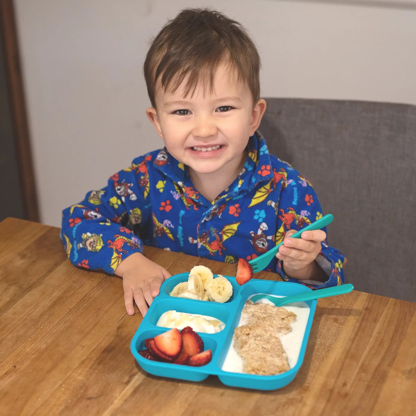 child with breakfast in blue bento plate - bobo&boo